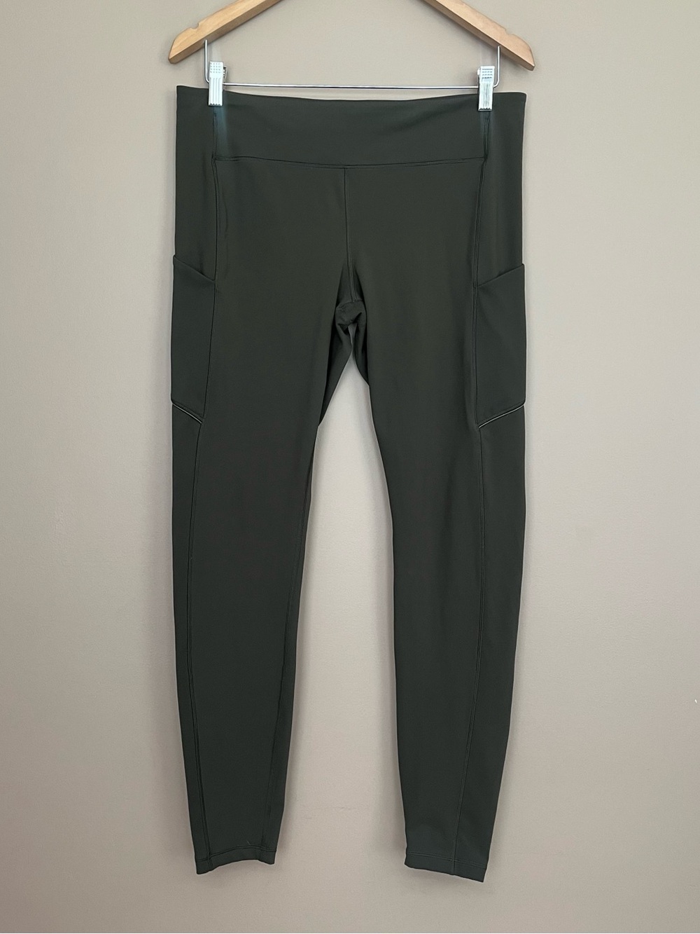 {Lululemon} Speed Up Tight Full-On Luxtreme 28" in Dark Olive - Womens 12